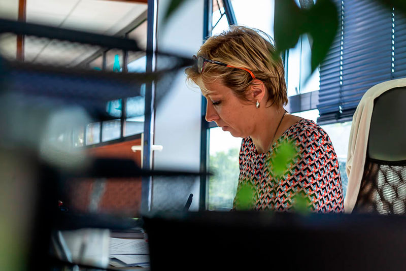 Véronique Rousset, gérante du cabinet d'expertise comptable Aura Expertise, en train de travailler